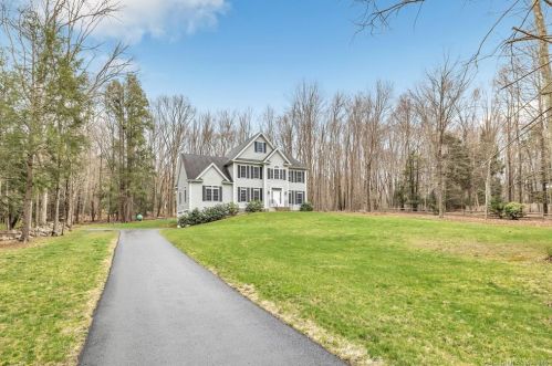 8 Russett Rd, Sandy Hook, CT 06482-1455