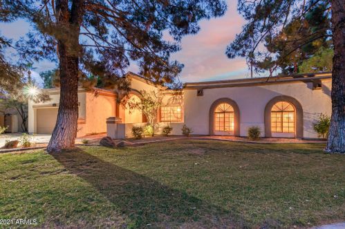 3433 Calaveros Dr, Phoenix, AZ 85028-4976