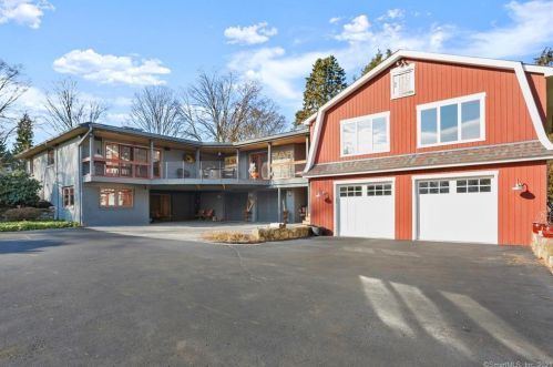 32 Palmer Pl, Bridgeport, CT 06612-1917