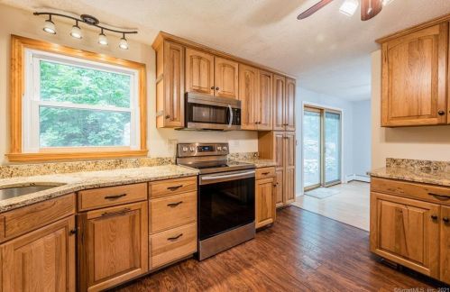 13 Bobwhite Trl, Gales Ferry CT  06335-2002 exterior