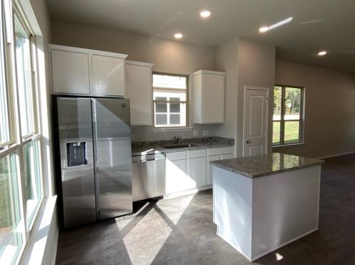 35 Horseshoe Lake Dr, Huntsville, TX 77320-0407