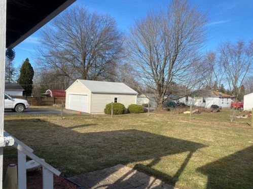 40 Upper Idlewild Dr, New Castle, PA 16101-9236
