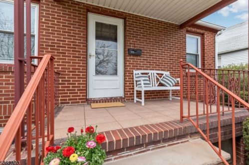 122 Hawthorne St, Roselle Park, NJ 07204-1813