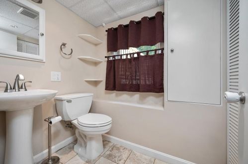 6 Kennedy Dr, Coventry RI 02816-5214 exterior