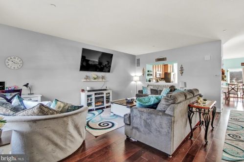 661 Sunglow Dr, Shrewsbury, PA 17361-3304