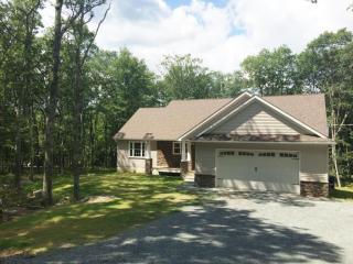 111 Bushkill Ln, Milford, PA 18337-9542