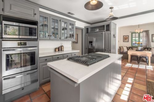 2621 Glenoaks Blvd, Glendale CA  91206-3108 exterior