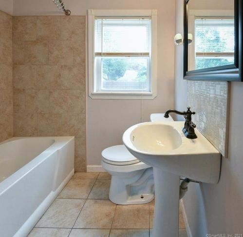 9 Stephen Ct, New Britain CT  06053-1633 exterior