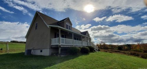 18 Vineyard Ln, Marlborough, NY 12542-5964