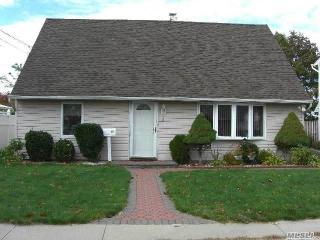 28 Sheridan Ave, Bethpage NY  11714-3611 exterior