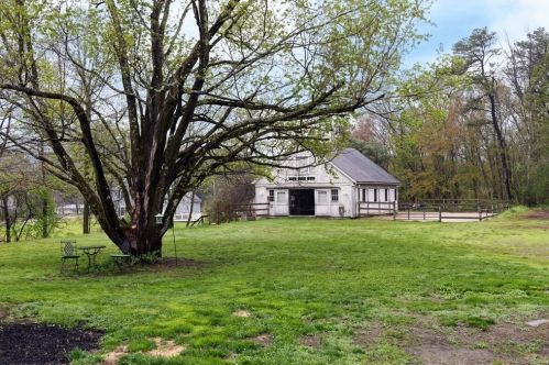 147 Pleasant St, Berlin, MA 01503-1608