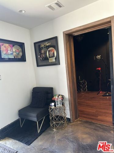 5520 Cahuenga Blvd, North Hollywood CA  91601-2919 exterior