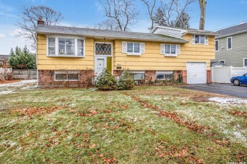 322 Oak Neck Rd, West Islip, NY 11795-3613