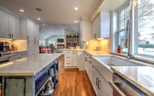 5 Weatherbell Dr, Norwalk CT 06851-1411 exterior