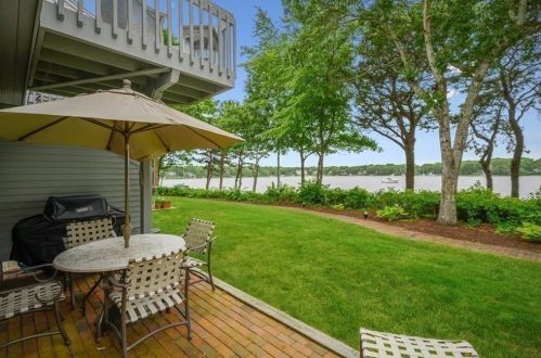 381 Great Oak Rd, Mashpee MA 02649-4018 exterior