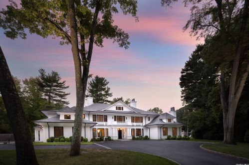70 Bacon Rd, Westbury NY  11568-1503 exterior
