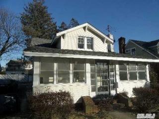17 Cumberland St, Rockville Centre, NY 11570-5109