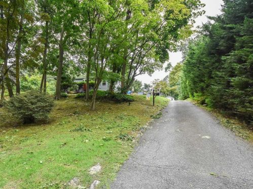 61 Roslyn Dr, Muttontown NY  11545-1733 exterior