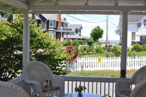 28 Narragansett Ave, Marthas Vineyard MA 02539-4428 exterior