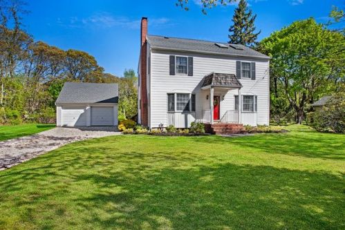 7065 Skunk Ln, Nassau Point, NY 11935-1547