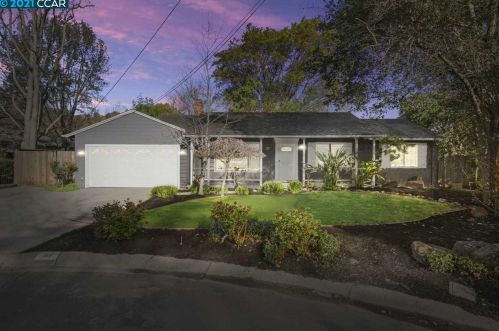 61 Paradise Ln, Concord, CA 94523-4052