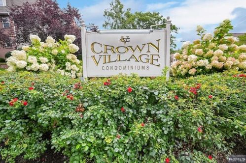 100 Crown Ct, Edgewater NJ  07020-1137 exterior