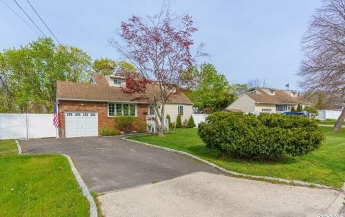 53 Eugene Dr, San Remo, NY 11754-4718
