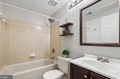 1937 Belmont Ridge Ct, Herndon VA  20191-5446 exterior