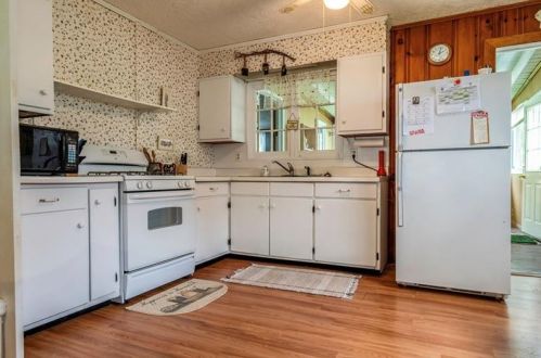 12187 Lakeview Dr, Geneva, PA 16316-3727
