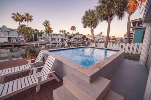 19 Curlew Dr, Rockport, TX 78382-3713