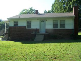 3823 Porte Pl, Greensboro, NC 27405-8641