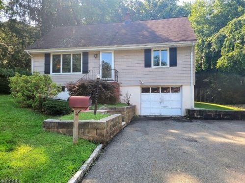 61 Brookside Ter, Verona, NJ 07044-2218
