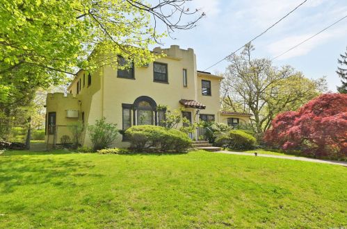 134 Baker Hill Rd, Great Neck, NY 11023-1716