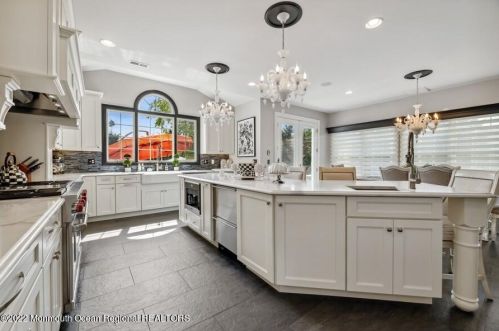 6 Courtney Ct, East Freehold NJ 07728-9563 exterior