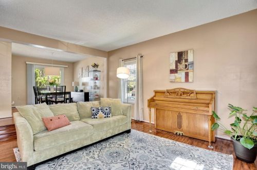 2376 Hunters Square Ct, Herndon VA  20191-2818 exterior