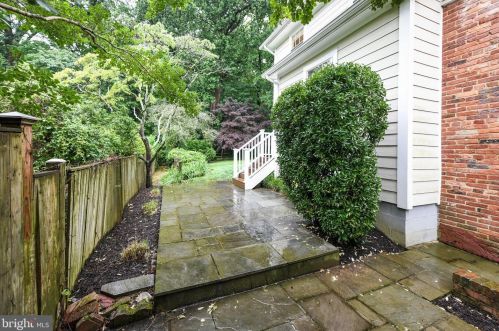 3027 Crane Dr, Falls Church VA  22042-3004 exterior