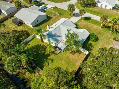 909 Fulton Way, Sebastian FL  32958-5123 exterior