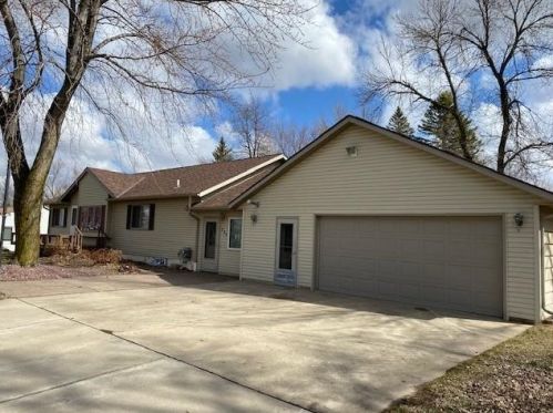 885 Winnie Ave, Windom, MN 56101-1601