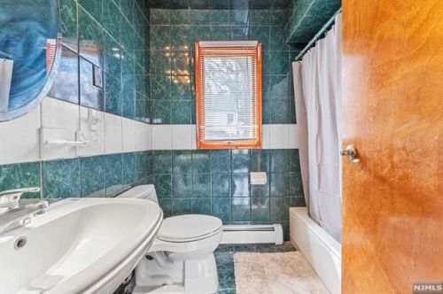 17 Hickory Dr, Oakland NJ  07436-2519 exterior