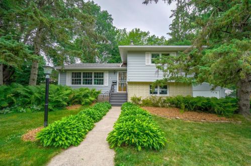 918 Harriet St, Stillwater, MN 55082-5747