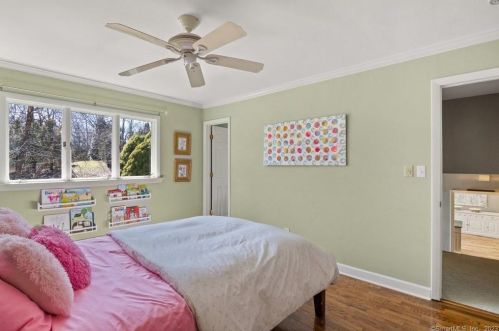 57 Midrocks Dr, Norwalk CT 06851-1626 exterior