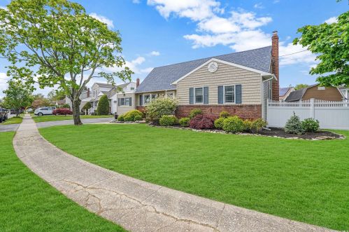 11 Edmore Ln, West Islip, NY 11795-4009