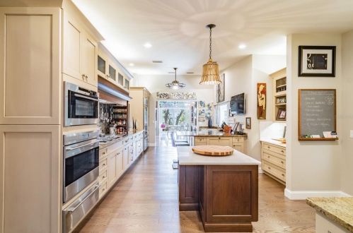 5148 31st Ave, Saint Petersburg FL  33707-5600 exterior