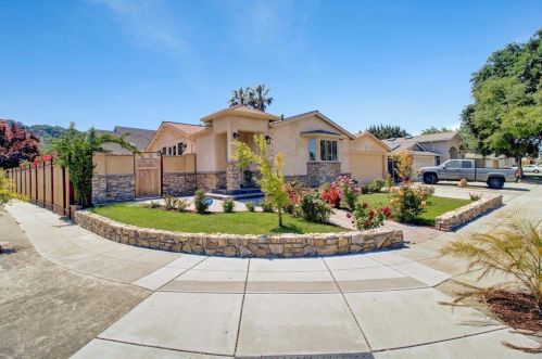 686 Los Huecos Dr, San Jose, CA 95123-4631