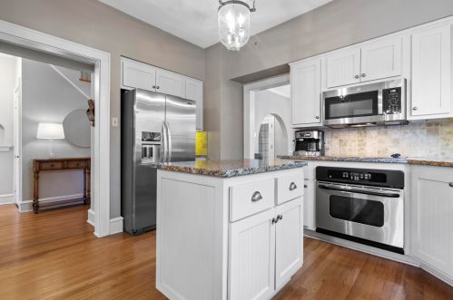 6162 Washington Cir, Milwaukee WI 53213-2472 exterior