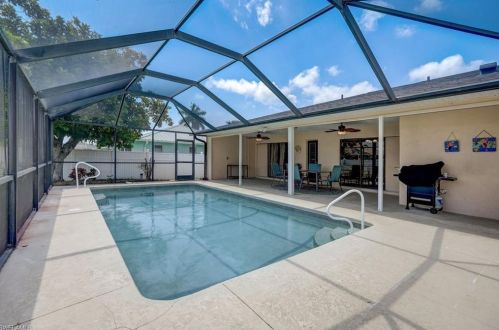 230 43rd Ter, Cape Coral FL  33904-8425 exterior