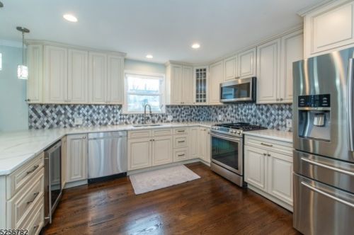 120 Charlotte Ter, Roselle Park, NJ 07204-2441