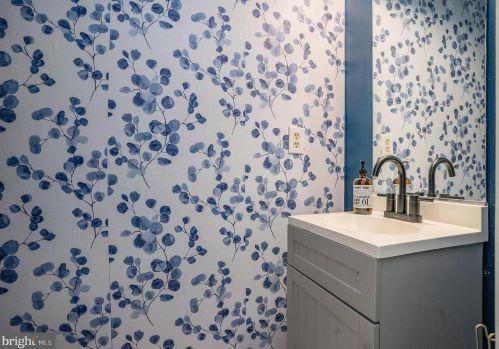 1109 Oxford Cir, Lansdale PA 19446-6653 exterior