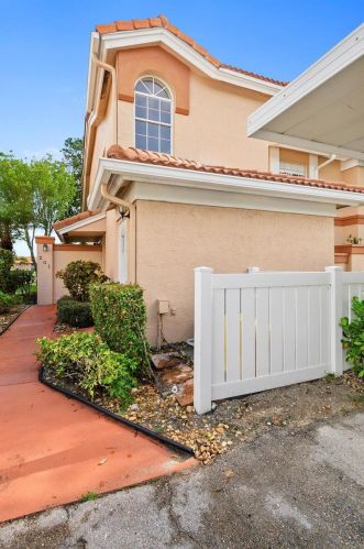 9989 Harbour Lake Cir, Boynton Beach, FL 33437-3823