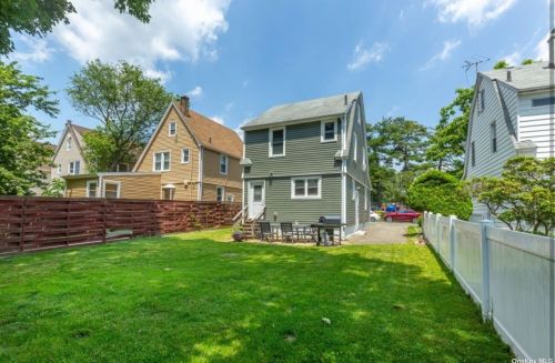 108 Syracuse St, Williston Park, NY 11596-1336